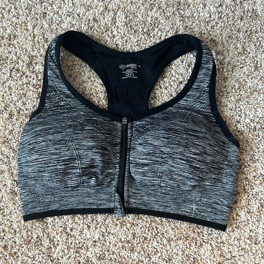 Danskin Now medium front zippered sports bra
